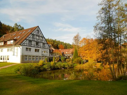 Bildungsstaette die heilsbach aussenansicht teich herbst