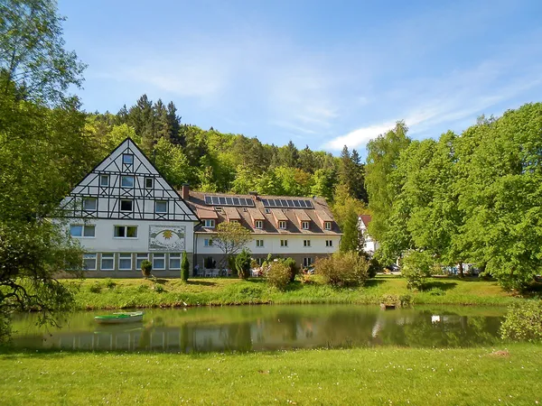 Außenansicht der Bildungsstätte Die Heilsbach mit Blick auf den Teich