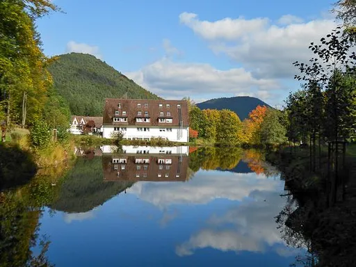 Bildungsstaette die heilsbach aussenansicht teichspiegelung