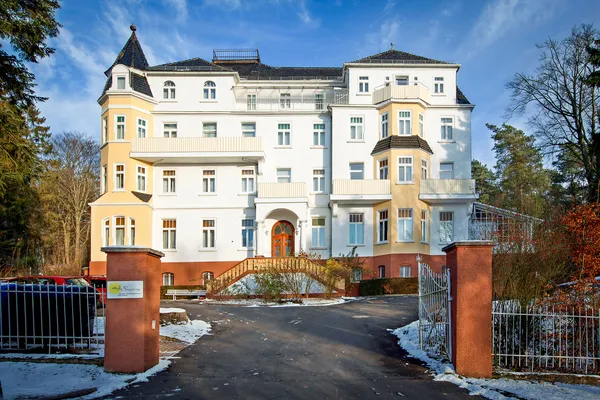 Außenansicht des Hauses Ebersberg mit Blick auf den Haupteingang