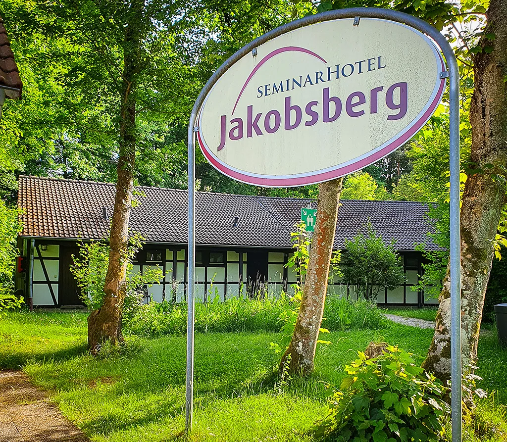 Außenansicht des Seminarhotels Jakobsberg mit Blick auf den Eingang