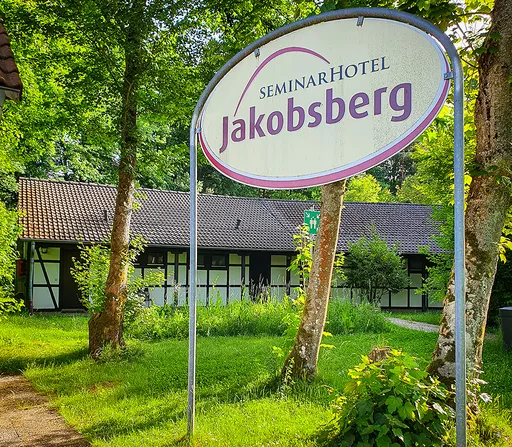 Außenansicht des Seminarhotels Jakobsberg mit Blick auf den Eingang