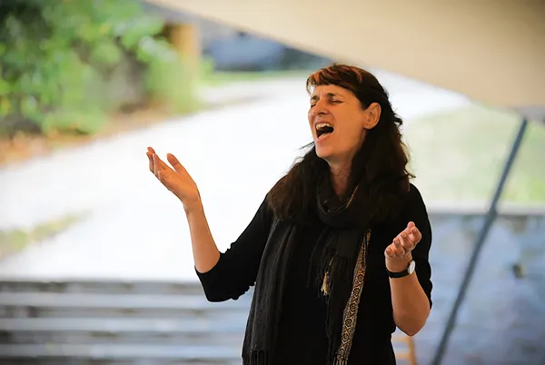 Antje Mallwitz demonstriert eine Gesangstechnik in einem Workshop