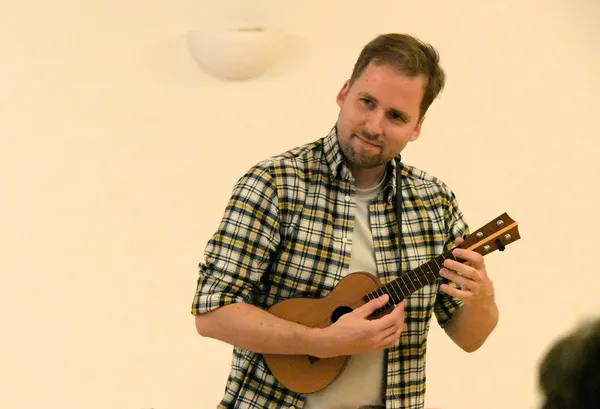 David Horn unterrichtet Ukulele in einem Workshop