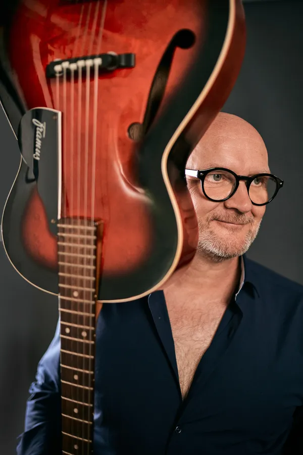 Frank Willems mit Gitarre - Workshop Dozent für kreative Songbegleitung