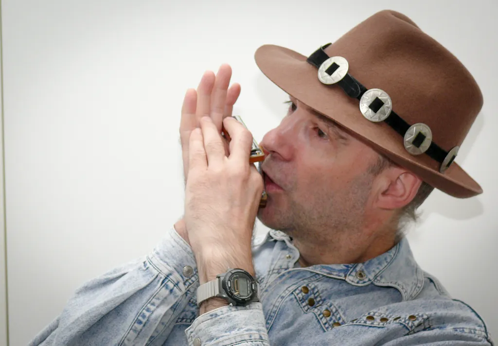 Martin Krueger mit Bluesharp Portraitfoto