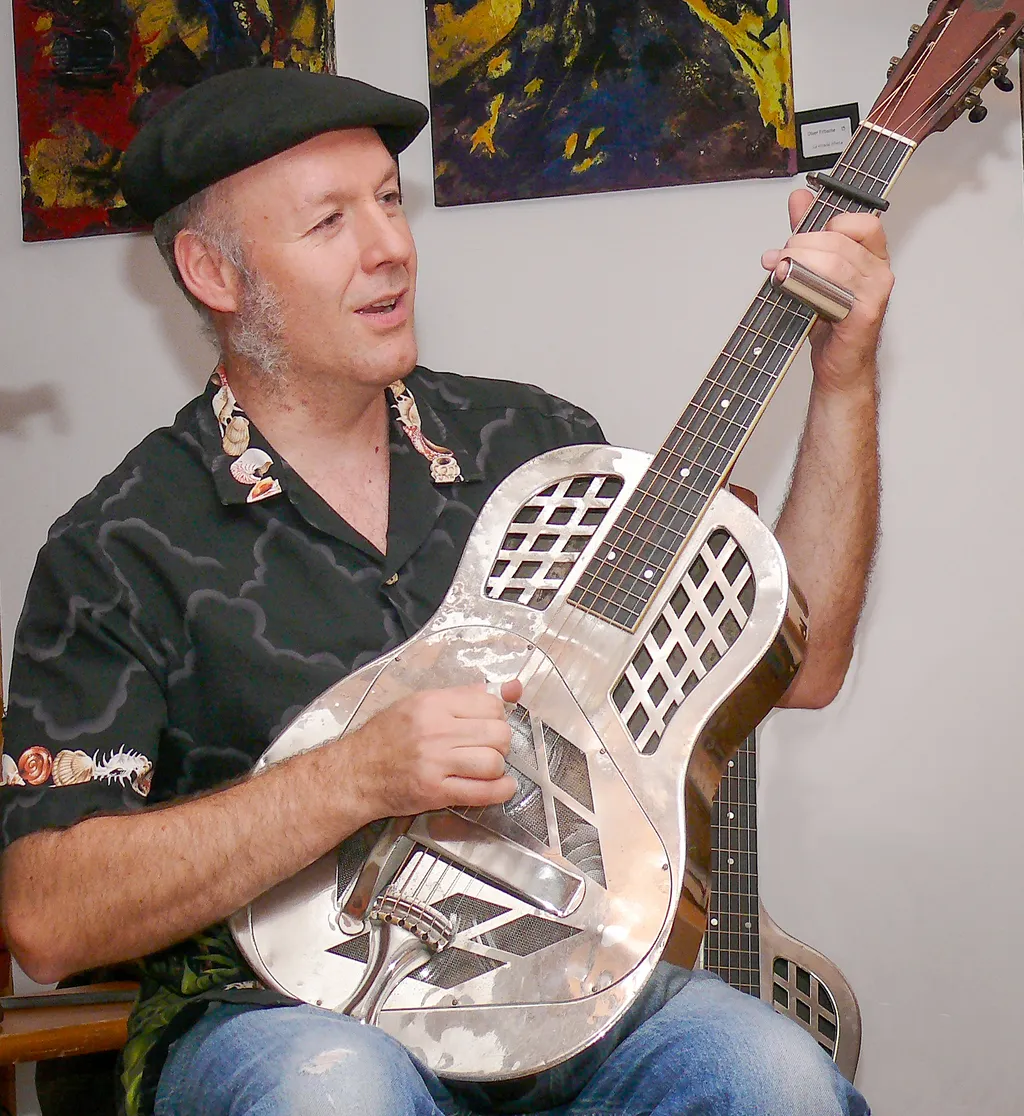 Rainer Woeffler mit Resonator Gitarre für Blues & Slide