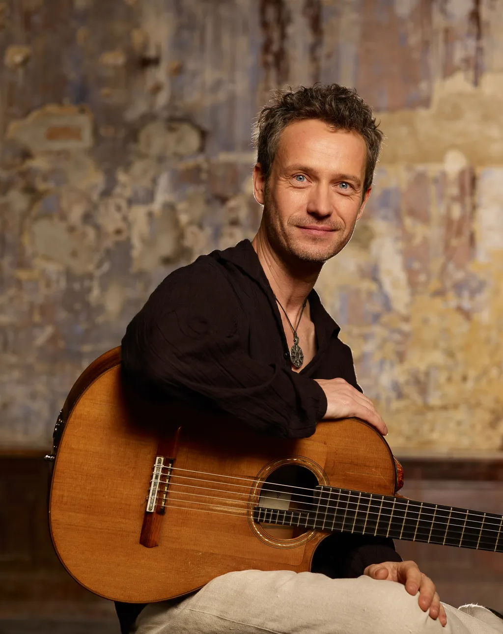Silvio Schneider mit Gitarre - Groovy Latin Guitar Workshop Dozent